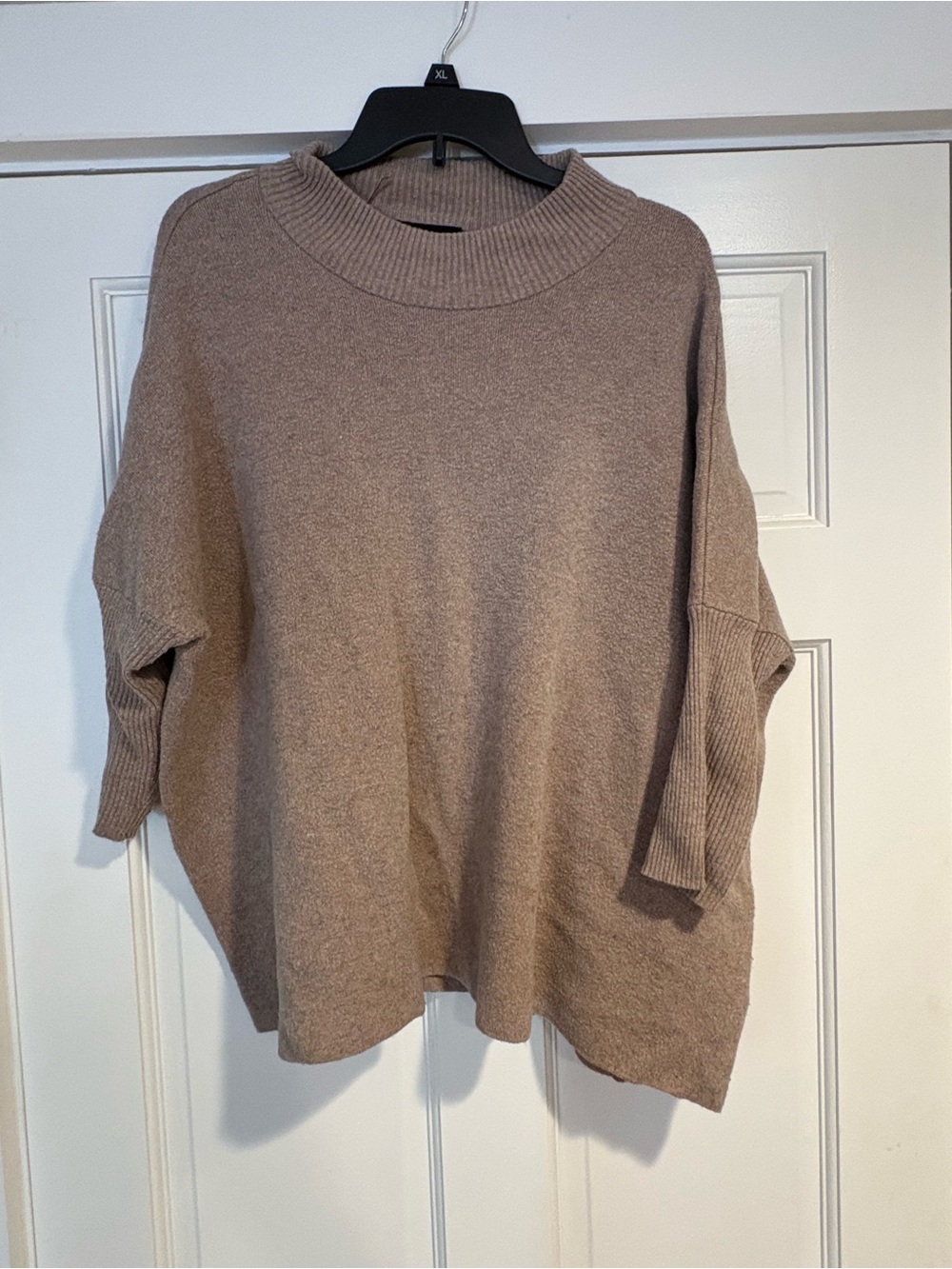 Oversized Crewneck Sweater - Taupe size medium. Brand : fortune and ivy
